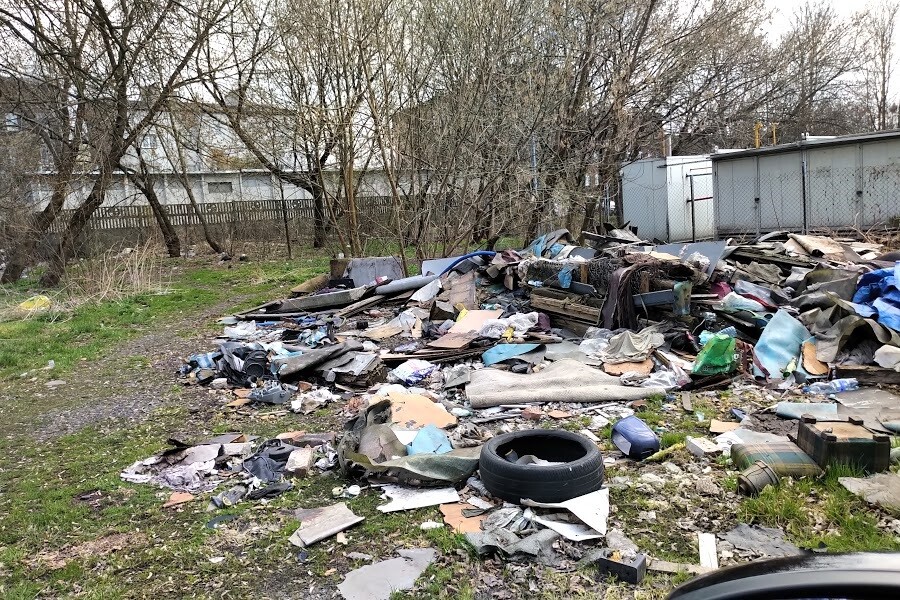 „Slumsy” w Nowym Bytomiu odstraszają i psują estetykę miasta. Pojawił się jednak pomysł na przekształcenie tego terenu w parking oraz w plac, na którym w przyszłości staną garaże.