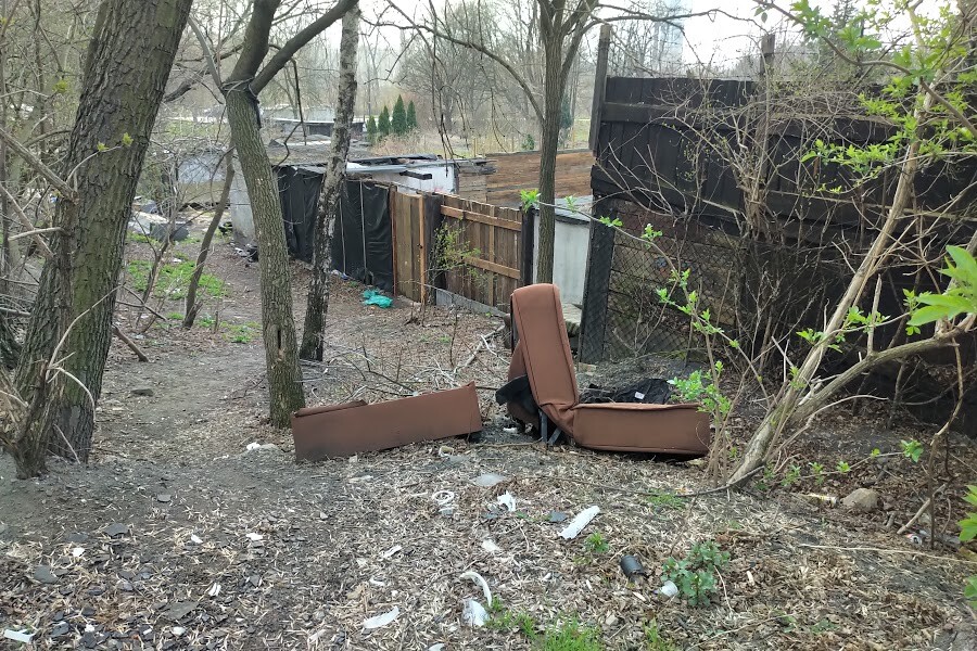 „Slumsy” w Nowym Bytomiu odstraszają i psują estetykę miasta. Pojawił się jednak pomysł na przekształcenie tego terenu w parking oraz w plac, na którym w przyszłości staną garaże.