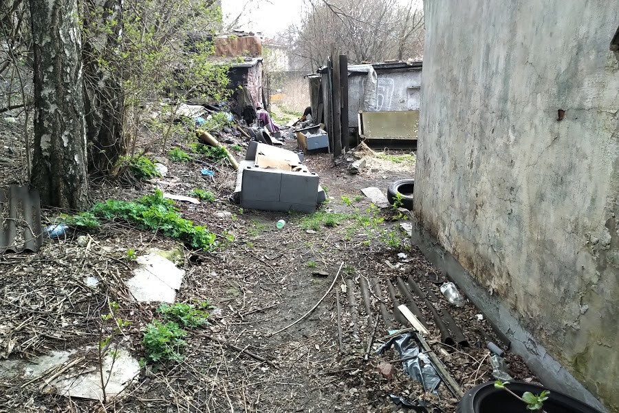 „Slumsy” w Nowym Bytomiu odstraszają i psują estetykę miasta. Pojawił się jednak pomysł na przekształcenie tego terenu w parking oraz w plac, na którym w przyszłości staną garaże.