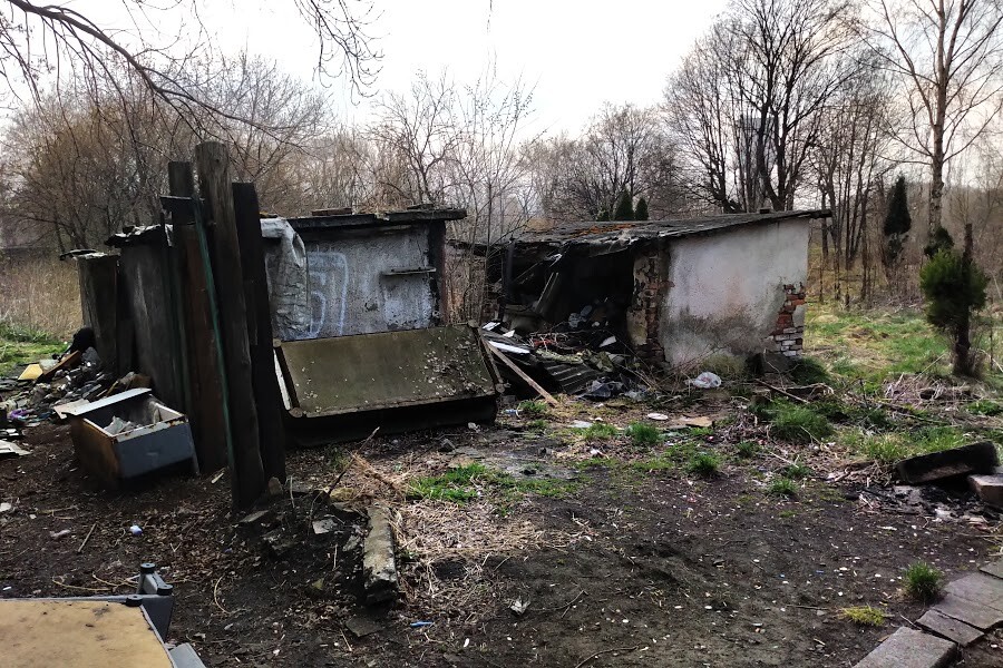 „Slumsy” w Nowym Bytomiu odstraszają i psują estetykę miasta. Pojawił się jednak pomysł na przekształcenie tego terenu w parking oraz w plac, na którym w przyszłości staną garaże.