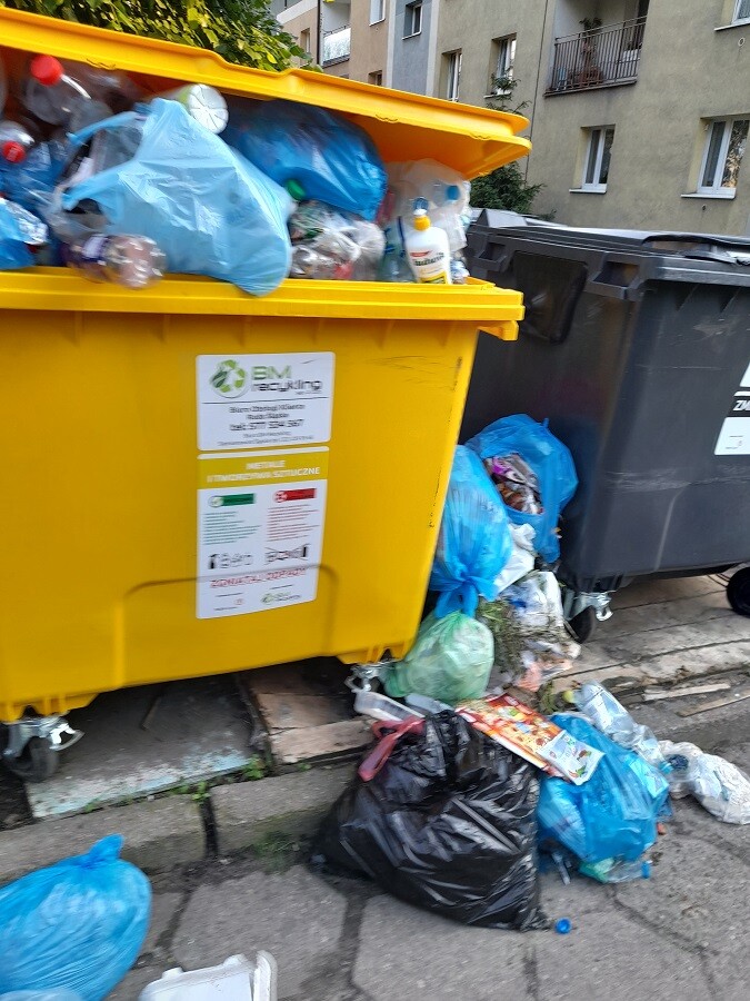 Śmieciowy problem” spędza sen z powiek mieszkańcom Rudy Śląskiej. W mediach społecznościowych roi się od zdjęć śmietników dosłownie tonących pod zwałami śmieci. Estetyka miasta w ciągu ostatnich kilkunastu dni wyraźnie ucierpiała, ponieważ niemal przy każdym bloku, kamienicy, osiedlu zalegają śmieci. Mieszkańcy Rudy Śląskiej nie kryją oburzenia sytuacją, jaka ma miejsce w mieście. Nie spodziewali się, że zmiana formy zajmującej się wywozem odpadów pociągnie za sobą takie konsekwencje. Pomstują na sposób pracy konsorcjum pod przewodnictwem firmy BM Recykling z Siemianowic Śląskich i pytają kiedy ich problem zostanie rozwiązany.