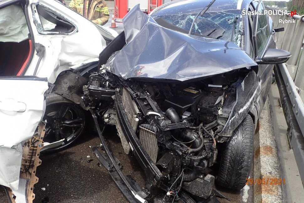 42-letni mieszkaniec Rudy Śląskiej zginął w tragicznym wypadku na drodze. Ze wstępnych ustaleń policjantów ruchu drogowego wynika, że kierowca bmw nie dostosował prędkości do warunków drogowych, stracił panowanie nad pojazdem, w wyniku czego zjechał na prawo i uderzył w samochód marki kia ceed, należący do rudzianina.