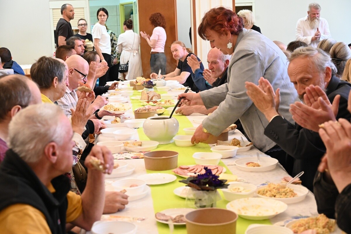 Śniadanie Wielkanocne dla osób potrzebujących. / FOT. UM Ruda Śląska / CUS