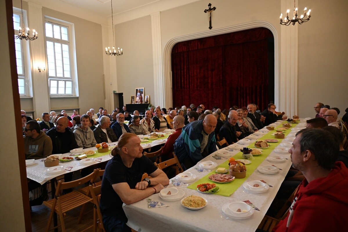 Śniadanie Wielkanocne dla osób potrzebujących. / FOT. UM Ruda Śląska / CUS