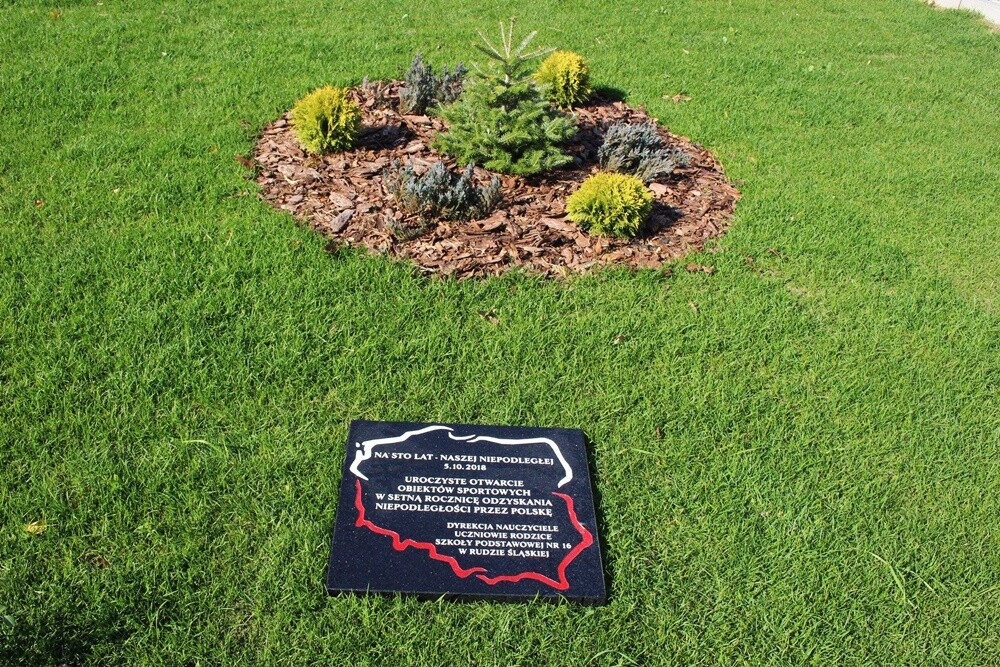 Podczas uroczystości w Szkole Podstawowej nr 16 podsumowano dwie ważne, zakończone w ostatnim czasie, inwestycje - termomodernizację budynku oraz powstanie przyszkolnego kompleksu boisk, który służył będzie przede wszystkim uczniom, ale też całej społeczności lokalnej.