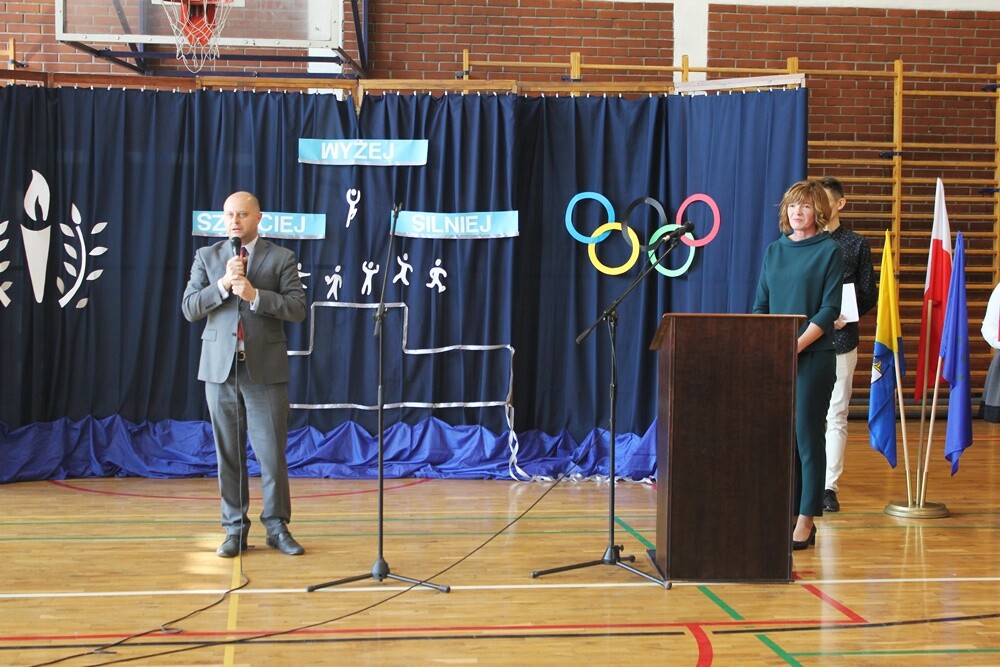 Podczas uroczystości w Szkole Podstawowej nr 16 podsumowano dwie ważne, zakończone w ostatnim czasie, inwestycje - termomodernizację budynku oraz powstanie przyszkolnego kompleksu boisk, który służył będzie przede wszystkim uczniom, ale też całej społeczności lokalnej.