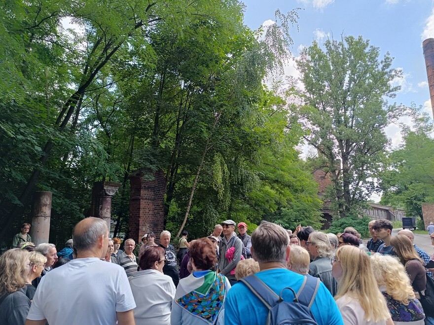 Spacer śladami Ballestremów i Karola Goduli za nami. W czwartek, 10 sierpnia, za sprawą Koło Przewodników Miejskich i Terenowych Górnośląskiego Oddziału PTTK w  Katowicach miłośnicy historii poznali wiele ciekawych opowieści dotyczących dawnych dziejów Rudy Śląskiej i jej mieszkańców.