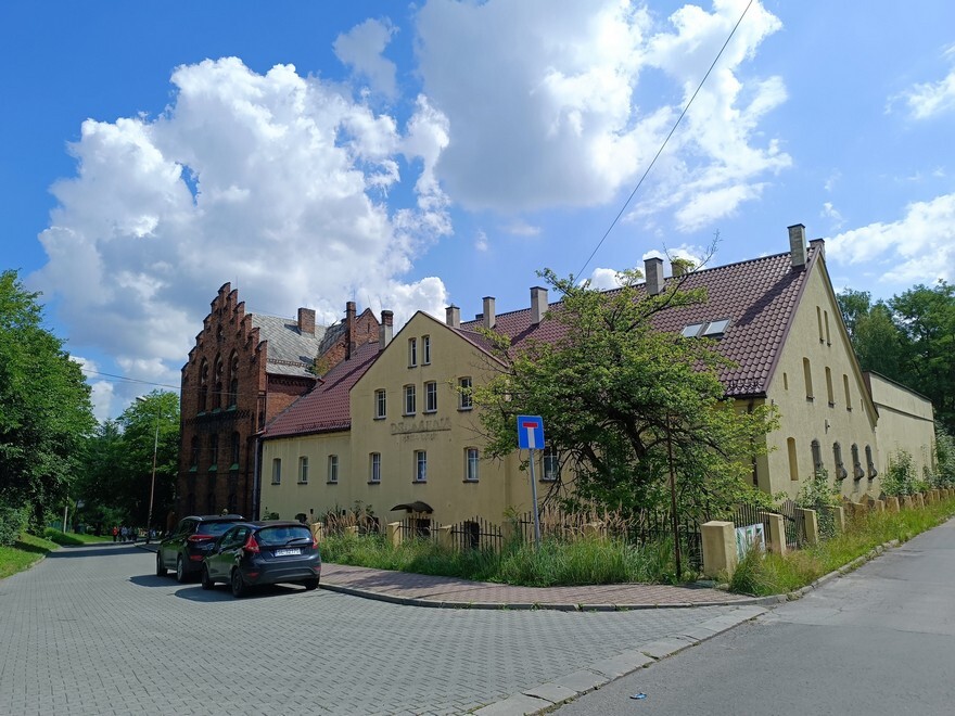 Spacer śladami Ballestremów i Karola Goduli za nami. W czwartek, 10 sierpnia, za sprawą Koło Przewodników Miejskich i Terenowych Górnośląskiego Oddziału PTTK w  Katowicach miłośnicy historii poznali wiele ciekawych opowieści dotyczących dawnych dziejów Rudy Śląskiej i jej mieszkańców.