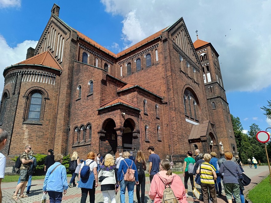 Spacer śladami Ballestremów i Karola Goduli za nami. W czwartek, 10 sierpnia, za sprawą Koło Przewodników Miejskich i Terenowych Górnośląskiego Oddziału PTTK w  Katowicach miłośnicy historii poznali wiele ciekawych opowieści dotyczących dawnych dziejów Rudy Śląskiej i jej mieszkańców.