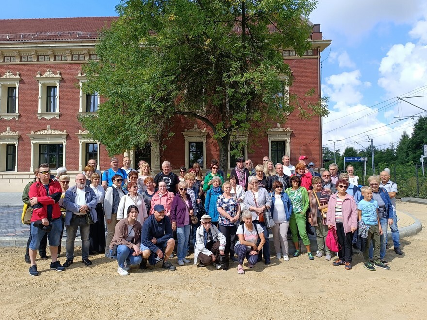 Spacer śladami Ballestremów i Karola Goduli za nami. W czwartek, 10 sierpnia, za sprawą Koło Przewodników Miejskich i Terenowych Górnośląskiego Oddziału PTTK w  Katowicach miłośnicy historii poznali wiele ciekawych opowieści dotyczących dawnych dziejów Rudy Śląskiej i jej mieszkańców.