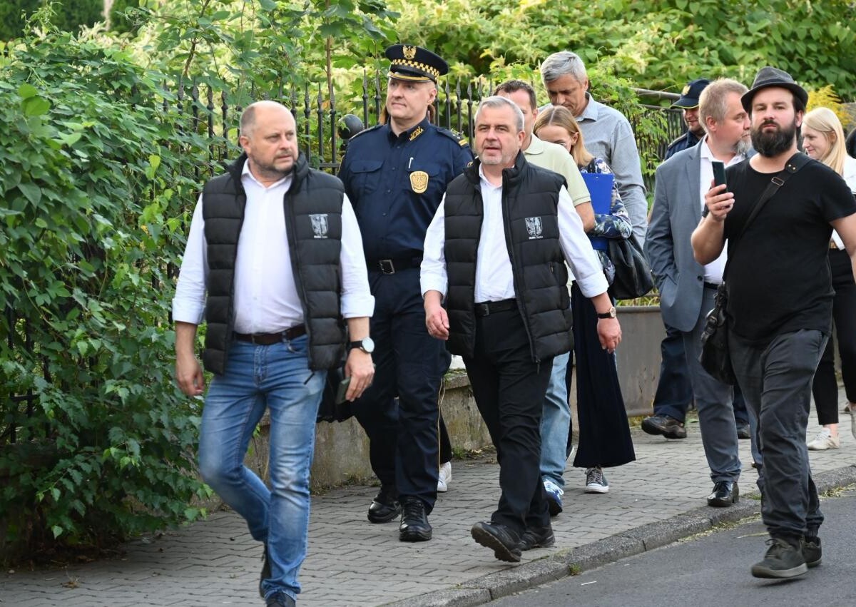 Spacer z mieszkańcami Bielszowic – Michał Pierończyk rozmawial o poprawie bezpieczeństwa /fot. FB Michał Pierończyk