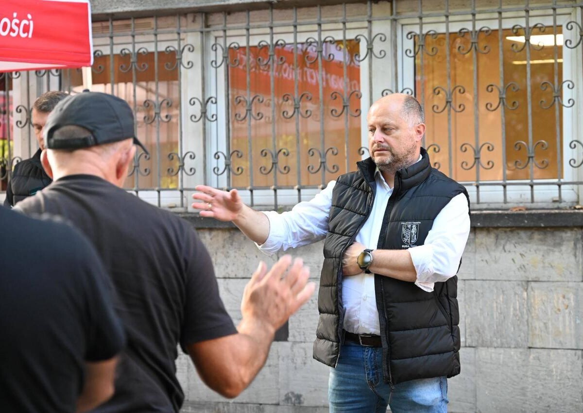 Spacer z mieszkańcami Bielszowic – Michał Pierończyk rozmawial o poprawie bezpieczeństwa /fot. FB Michał Pierończyk