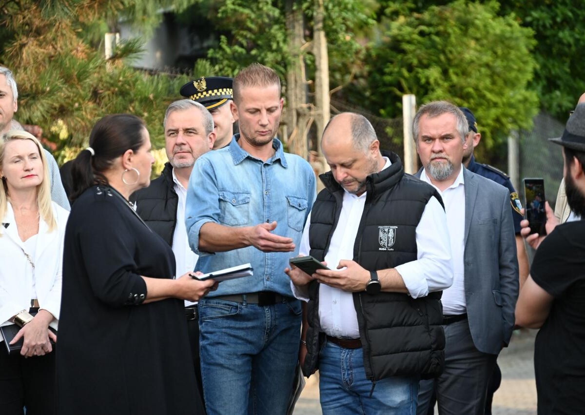 Spacer z mieszkańcami Bielszowic – Michał Pierończyk rozmawial o poprawie bezpieczeństwa /fot. FB Michał Pierończyk