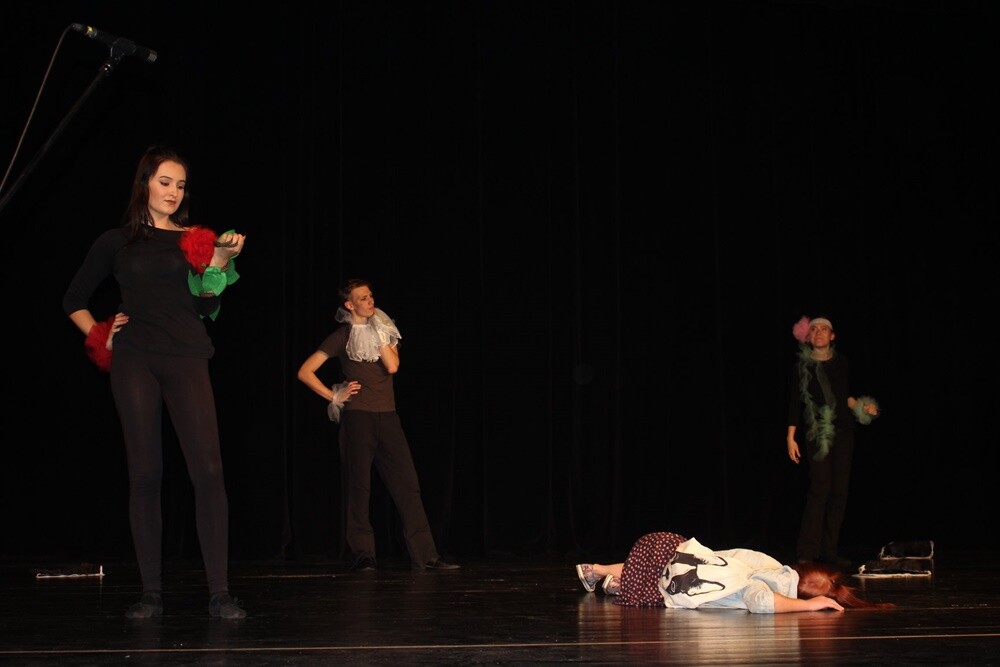 Artyści Sceny Muzycznej I LO, istniejącej już prawie od 10 lat przy Zespole Szkół Ogólnokształcących nr 1 im. A. Mickiewicza, zaprezentowali ostatnio na scenie Miejskiego Centrum Kultury im. H. Bisty premierowy spektakl "Spo-TKANIE. Kod duszy".