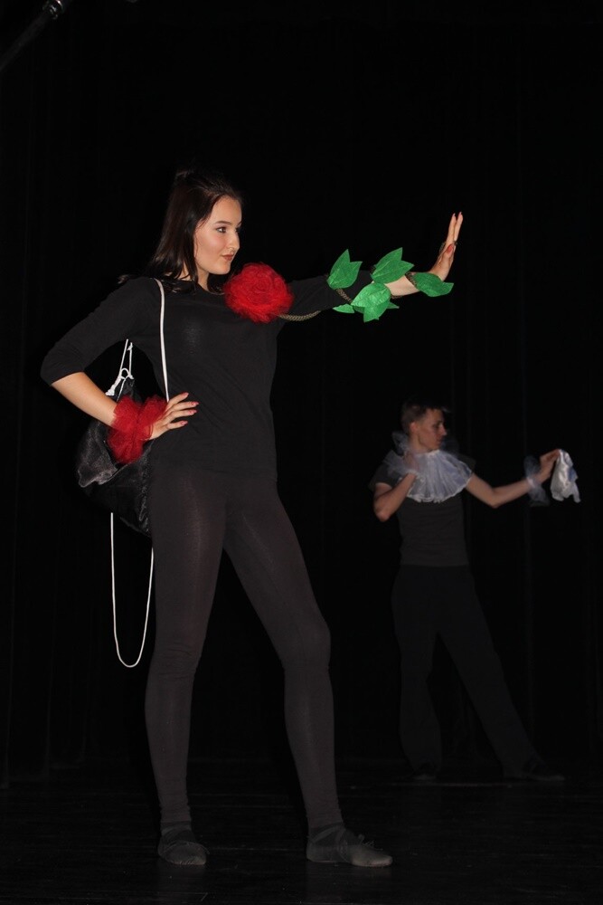 Artyści Sceny Muzycznej I LO, istniejącej już prawie od 10 lat przy Zespole Szkół Ogólnokształcących nr 1 im. A. Mickiewicza, zaprezentowali ostatnio na scenie Miejskiego Centrum Kultury im. H. Bisty premierowy spektakl "Spo-TKANIE. Kod duszy".