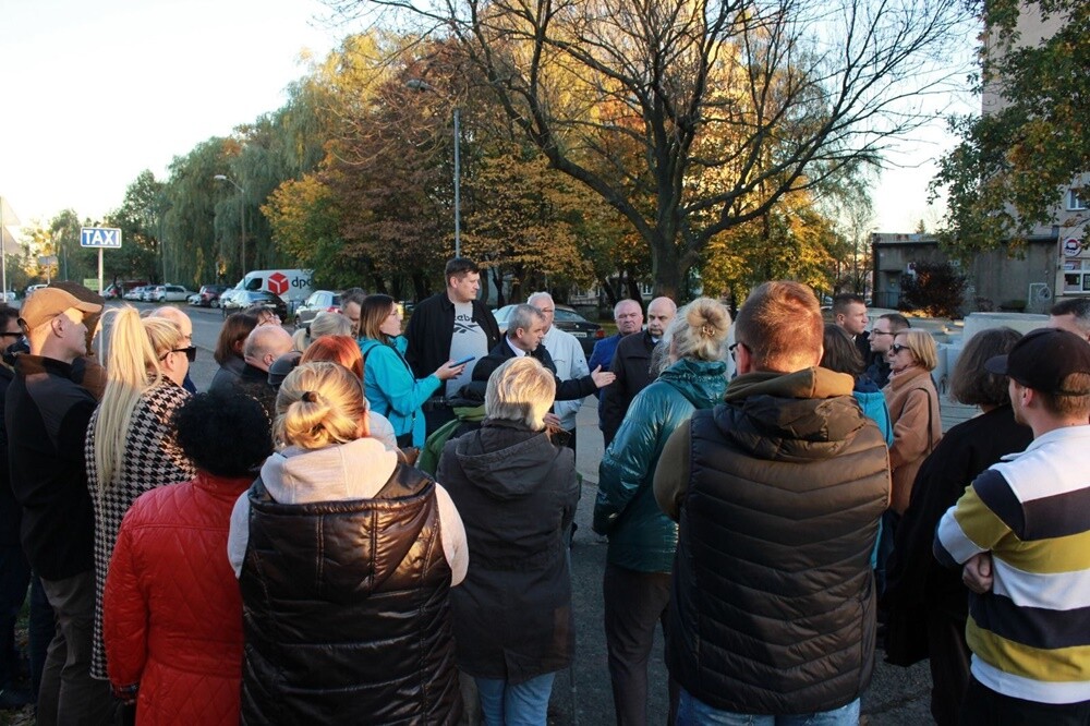 Wczoraj odbyły się dwa spotkania dotyczące wycinki drzew wzdłuż ulicy Wolności w dzielnicy Ruda. Pierwsze z nich odbyło się w rudzkim magistracie. Uczestniczył w nim m.in. prezydent Michał Pierończyk. Później odbyło się terenowe spotkanie wiceprezydenta Jacka Morka z mieszkańcami. 

fot. UM Ruda Śląska