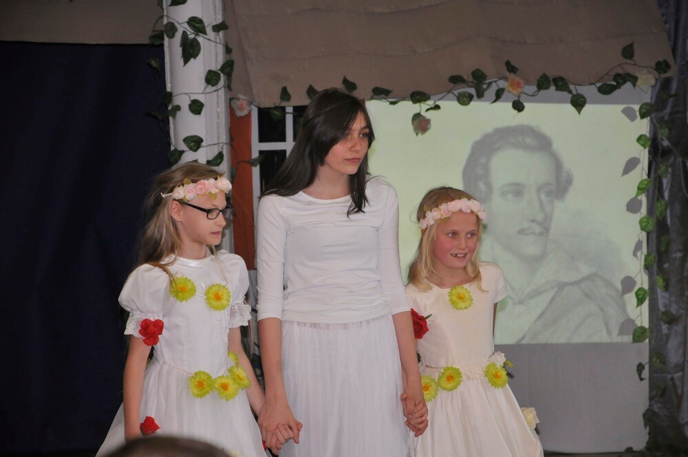 We wtorek w Szkole Podstawowej nr 35, w ramach Tygodnia Godności Osób Niepełnosprawnych, odbyło się spotkanie integracyjne „Wędrówki po epokach – romantyzm”.