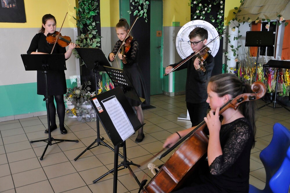 We wtorek w Szkole Podstawowej nr 35, w ramach Tygodnia Godności Osób Niepełnosprawnych, odbyło się spotkanie integracyjne „Wędrówki po epokach – romantyzm”.