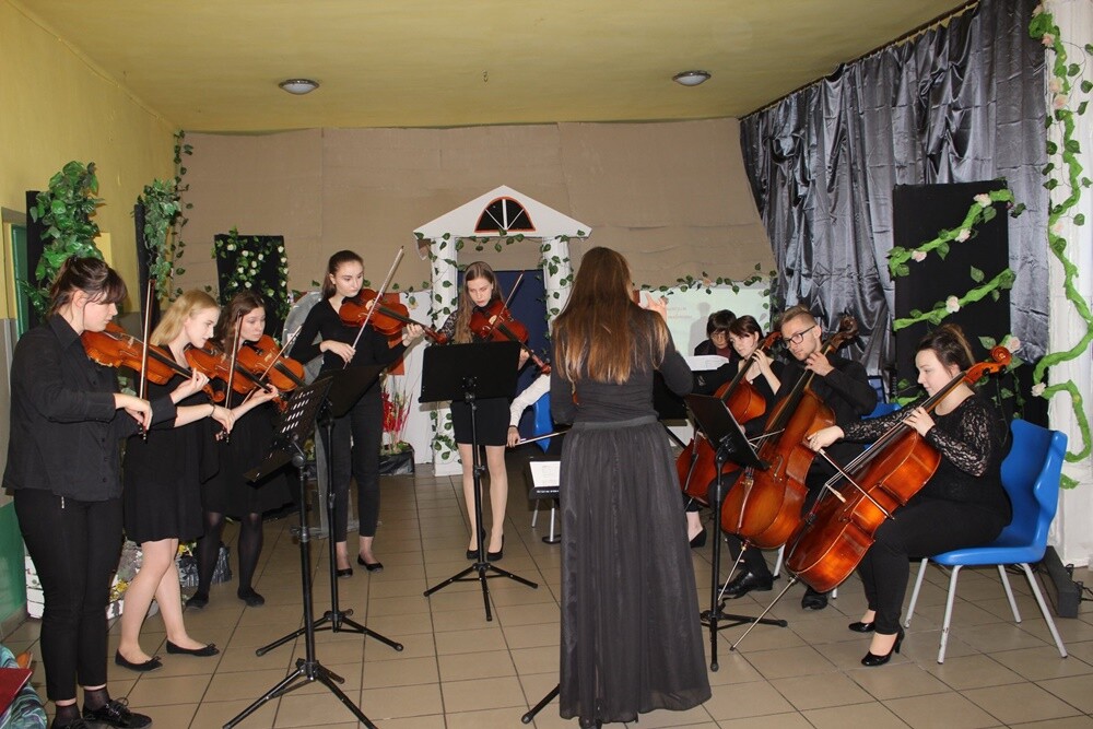 We wtorek w Szkole Podstawowej nr 35, w ramach Tygodnia Godności Osób Niepełnosprawnych, odbyło się spotkanie integracyjne „Wędrówki po epokach – romantyzm”.