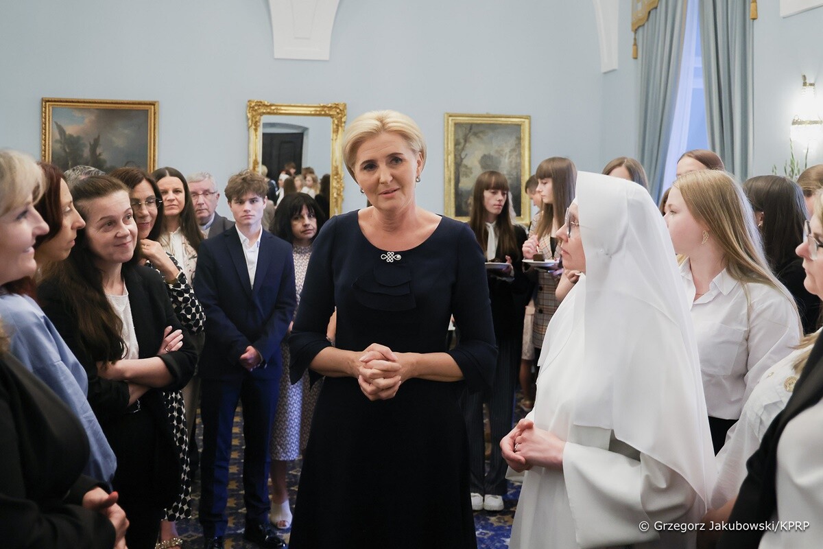 Laureaci konkursu recytatorskiego "W kręgu poezji i prozy lagrowej więźniarek KL Ravensbr�źck" spotkali się w Pałacu Prezydenckim z Pierwszą Damą RP. / fot. Grzegorz Jakubowski / KPRP