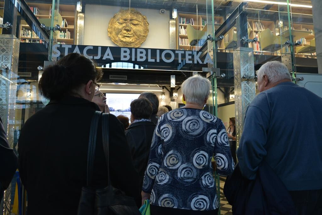 Stacja biblioteka nareszcie otwarta! Teraz będzie można czekać na pociąg z pasjonującą książką z biblioteki. W czwartek odbyło się wielkie otwarcie na zabytkowym dworcu kolejowym na Chebziu.
