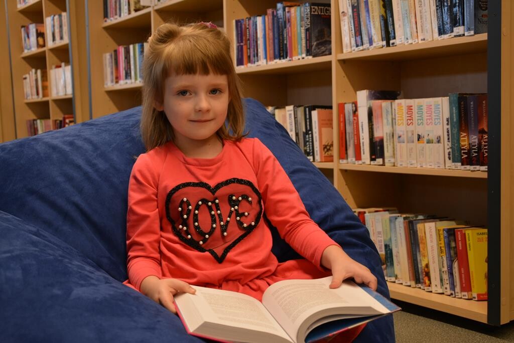 Stacja biblioteka nareszcie otwarta! Teraz będzie można czekać na pociąg z pasjonującą książką z biblioteki. W czwartek odbyło się wielkie otwarcie na zabytkowym dworcu kolejowym na Chebziu.