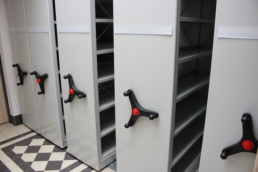 Na dworcu w Chebziu montowane są meble. Na antresoli widać już regały na książki. Prace związane z umeblowaniem i montażem sprzętu audio-wizualnego powinny się zakończyć do końca wakacji, a uruchomienie biblioteki zaplanowane jest na koniec września.