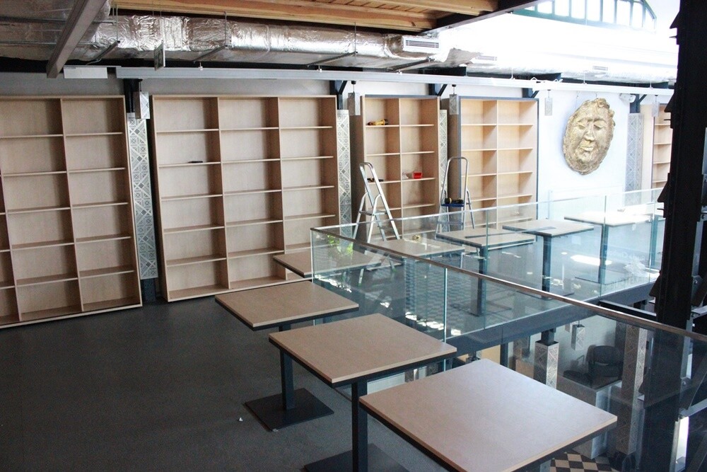 Na dworcu w Chebziu montowane są meble. Na antresoli widać już regały na książki. Prace związane z umeblowaniem i montażem sprzętu audio-wizualnego powinny się zakończyć do końca wakacji, a uruchomienie biblioteki zaplanowane jest na koniec września.