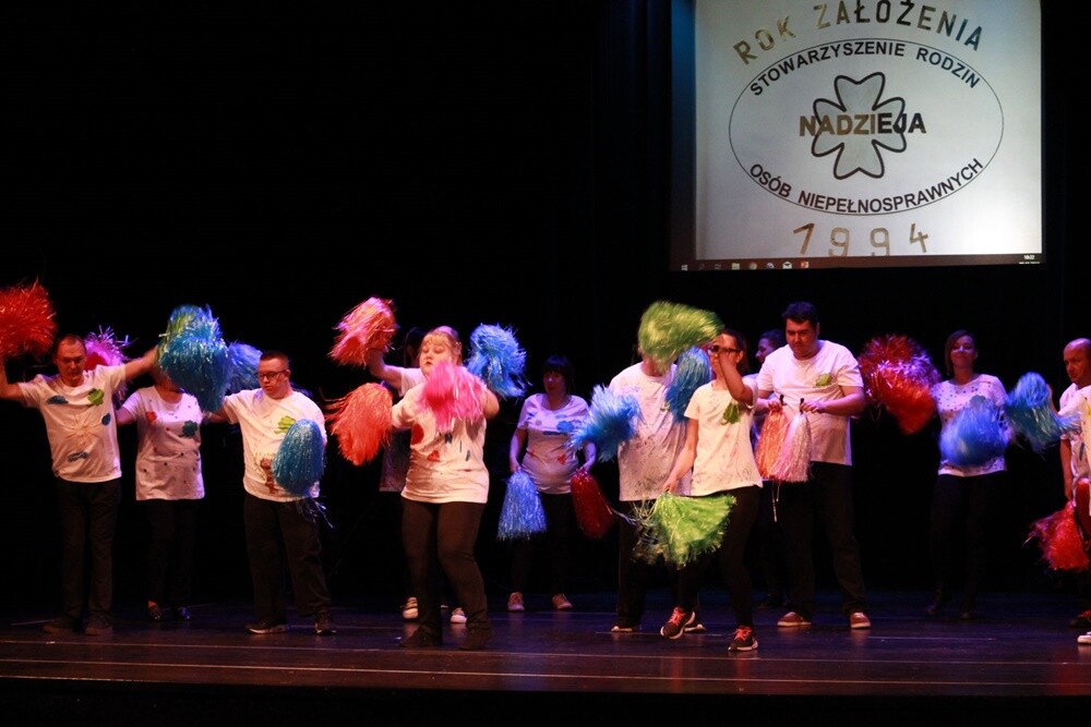 Stowarzyszenie Rodzin Osób Niepełnosprawnych "Nadzieja" świętuje w tym roku 25-lecie istnienia. Z tej okazji w Miejskim Centrum Kultury im. Henryka Bisty odbyła się uroczystość, podczas której oprócz życzeń i podziękowań, nie zabrakło też występów artystycznych podopiecznych stowarzyszenia.