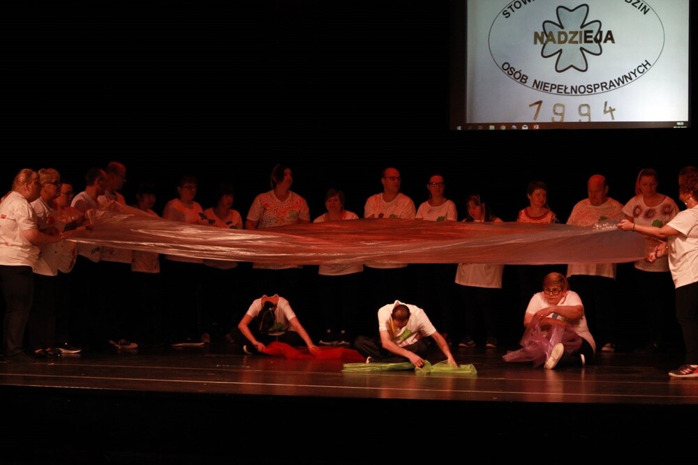 Stowarzyszenie Rodzin Osób Niepełnosprawnych "Nadzieja" świętuje w tym roku 25-lecie istnienia. Z tej okazji w Miejskim Centrum Kultury im. Henryka Bisty odbyła się uroczystość, podczas której oprócz życzeń i podziękowań, nie zabrakło też występów artystycznych podopiecznych stowarzyszenia.