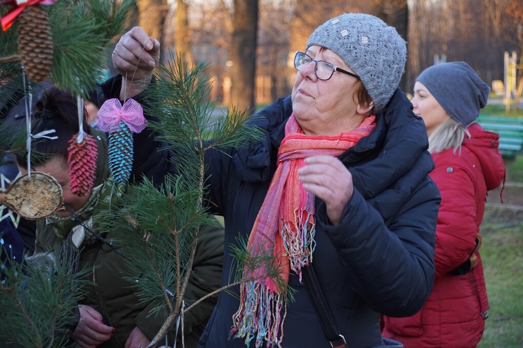 W Kochłowicach czuć już świąteczną atmosferę! Z inicjatywy Stowarzyszenia Lepsze Kochłowice. Lepsza Ruda Śląska i Fundacji Aktywni My na kochłowickich plantach, w rodzinnej atmosferze, mieszkańcy miasta ubierali świąteczne drzewko.