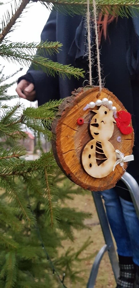W Kochłowicach czuć już świąteczną atmosferę! Z inicjatywy Stowarzyszenia Lepsze Kochłowice. Lepsza Ruda Śląska, Fundacji Aktywni My i Grupy Serca Razem na kochłowickich plantach, w rodzinnej atmosferze, mieszkańcy miasta ubierali świąteczne drzewko.