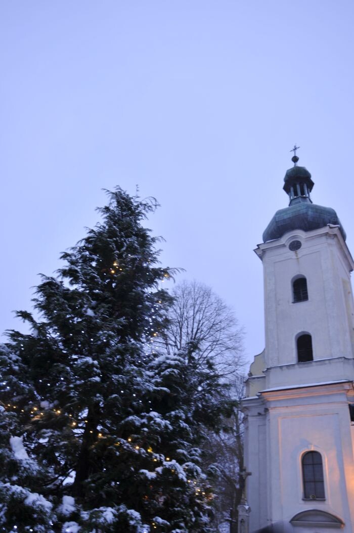 Magiczne Święta w Kochłowicach - strojenie choinki przed Sanktuarium