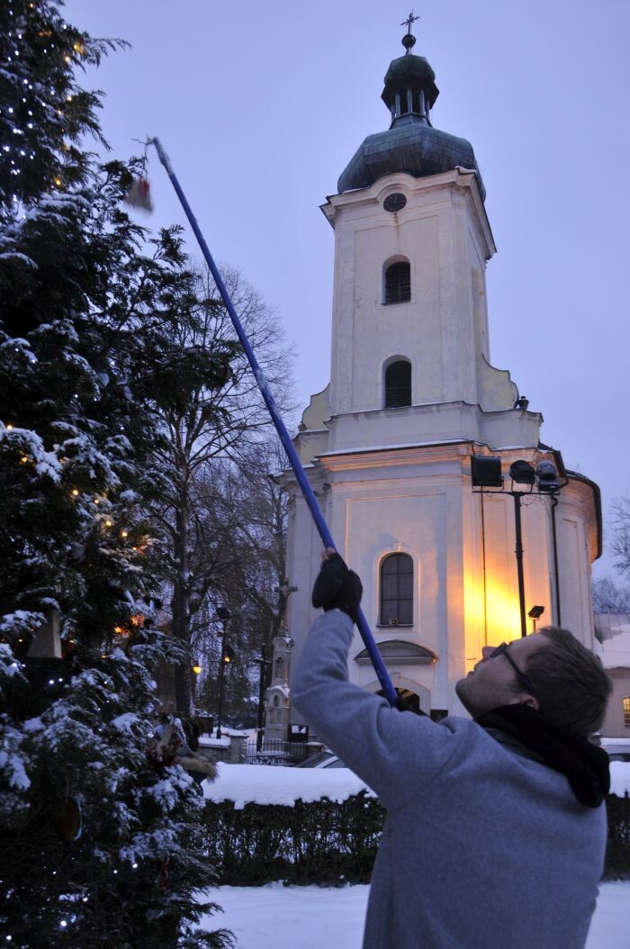 Magiczne Święta w Kochłowicach - strojenie choinki przed Sanktuarium