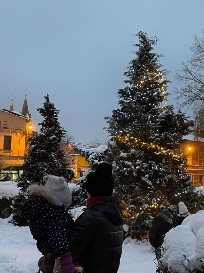 Magiczne Święta w Kochłowicach - strojenie choinki przed Sanktuarium