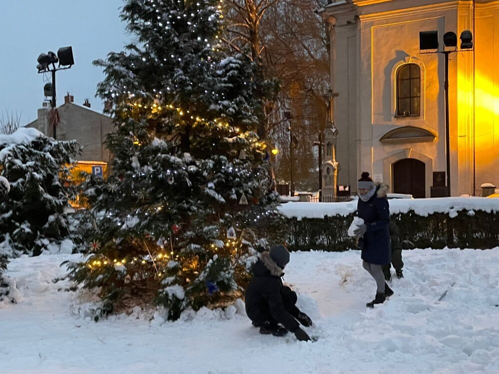 Magiczne Święta w Kochłowicach - strojenie choinki przed Sanktuarium