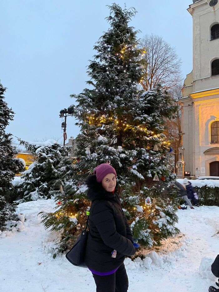 Magiczne Święta w Kochłowicach - strojenie choinki przed Sanktuarium