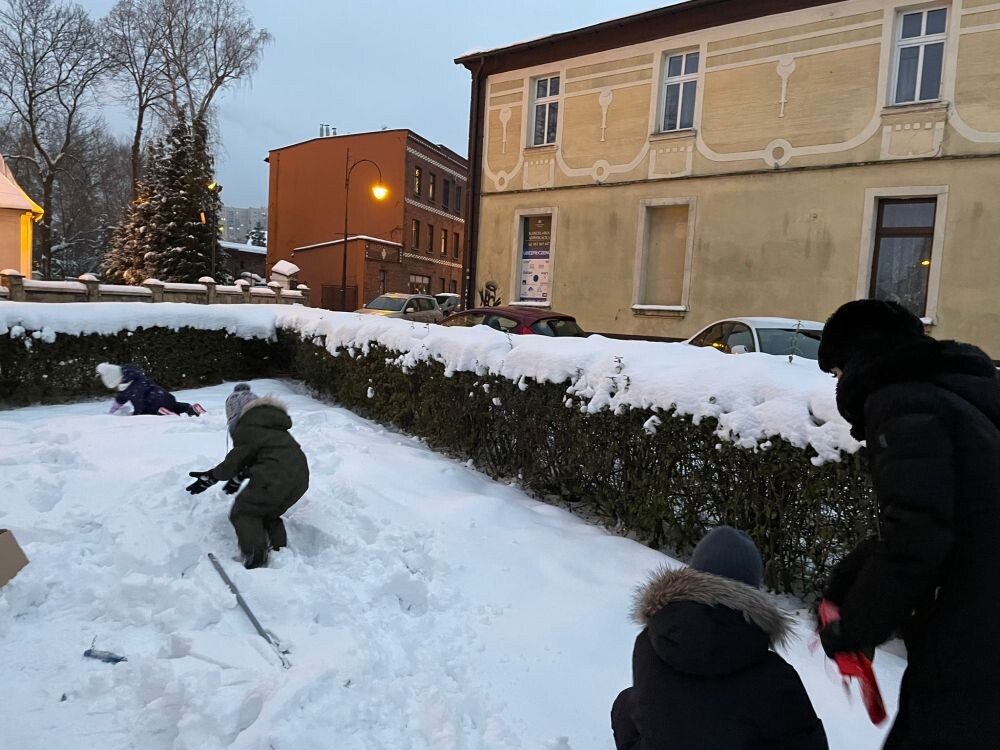 Magiczne Święta w Kochłowicach - strojenie choinki przed Sanktuarium
