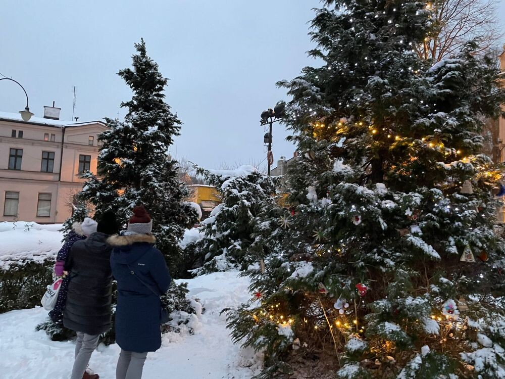 Magiczne Święta w Kochłowicach - strojenie choinki przed Sanktuarium