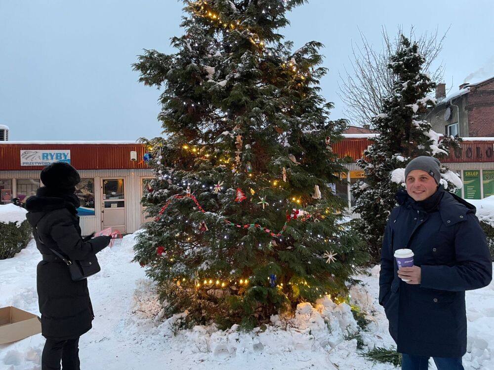 Magiczne Święta w Kochłowicach - strojenie choinki przed Sanktuarium