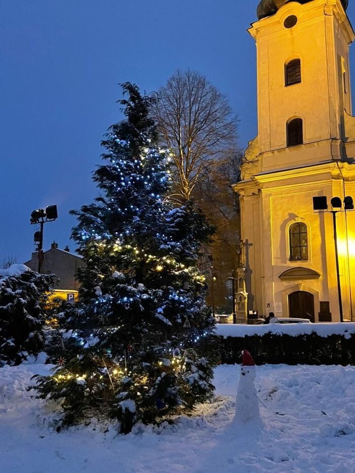 Magiczne Święta w Kochłowicach - strojenie choinki przed Sanktuarium