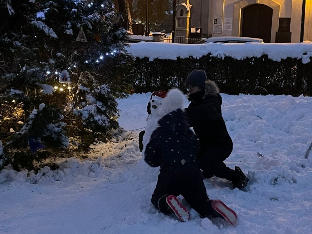 Magiczne Święta w Kochłowicach - strojenie choinki przed Sanktuarium