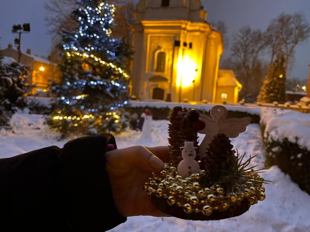 Magiczne Święta w Kochłowicach - strojenie choinki przed Sanktuarium