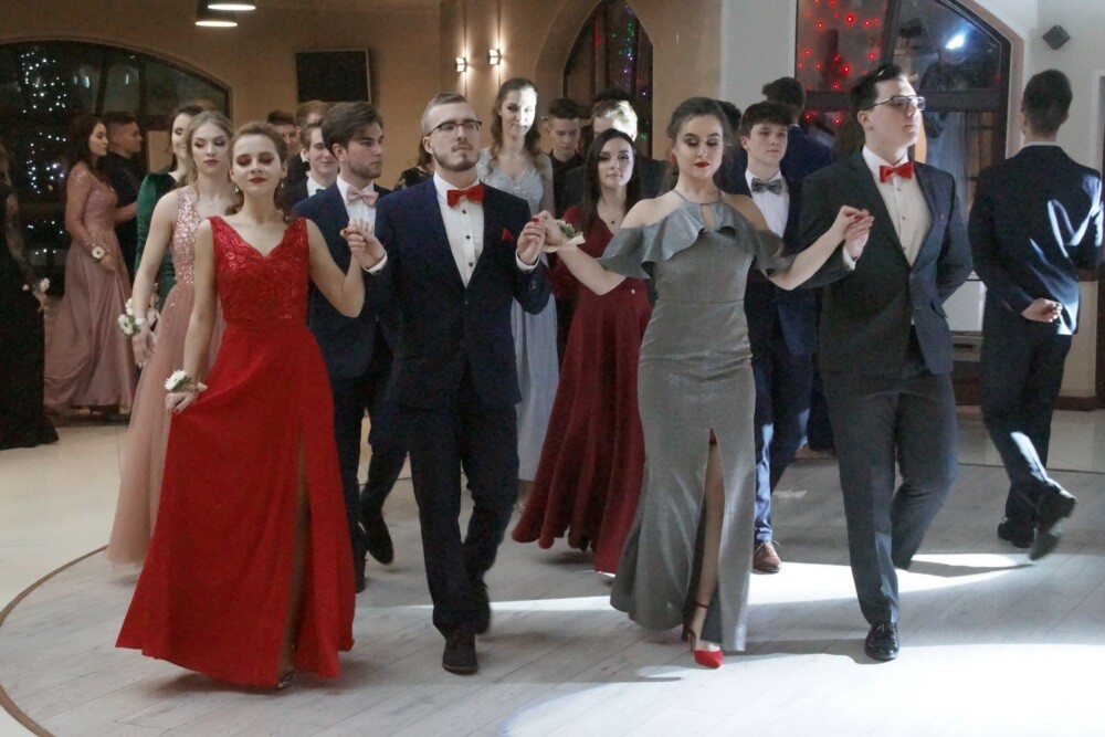 Uczniowie podczas studniówki ZSO nr 1 im. Adama Mickiewicza w restauracji "Pod Kasztanami" bawili się do białego rana.