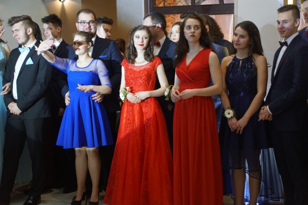 Wczoraj (9.02) podczas studniówki ZSO nr 1 im. Adama Mickiewicza w restauracji "Pod Kasztanami" wszystko dopięte było na ostatni guzik.