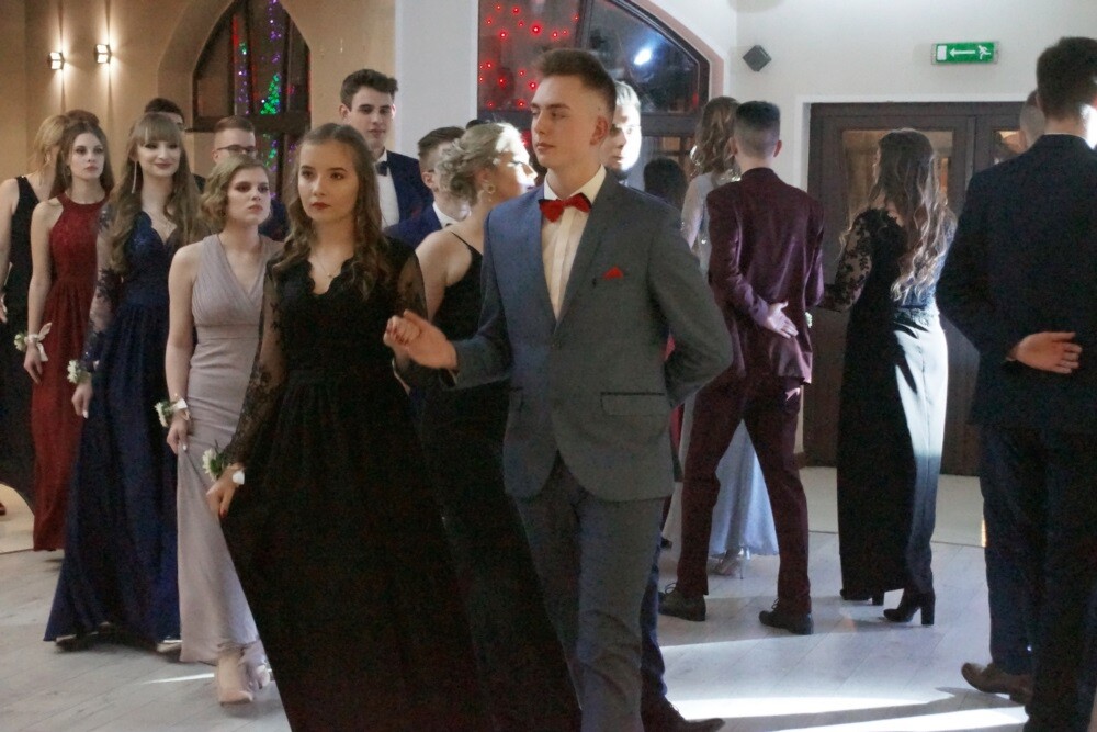 Wczoraj (9.02) podczas studniówki ZSO nr 1 im. Adama Mickiewicza w restauracji "Pod Kasztanami" wszystko dopięte było na ostatni guzik.