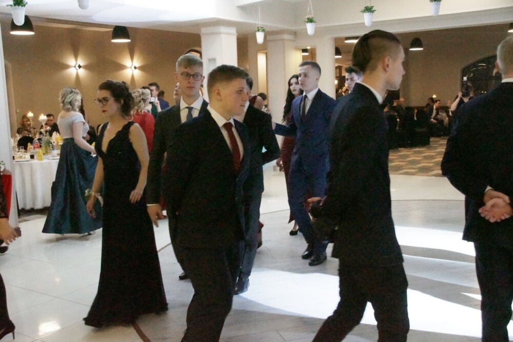 Wczoraj (9.02) podczas studniówki ZSO nr 1 im. Adama Mickiewicza w restauracji "Pod Kasztanami" wszystko dopięte było na ostatni guzik.