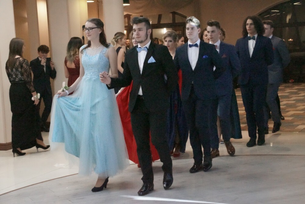 Wczoraj (9.02) podczas studniówki ZSO nr 1 im. Adama Mickiewicza w restauracji "Pod Kasztanami" wszystko dopięte było na ostatni guzik.