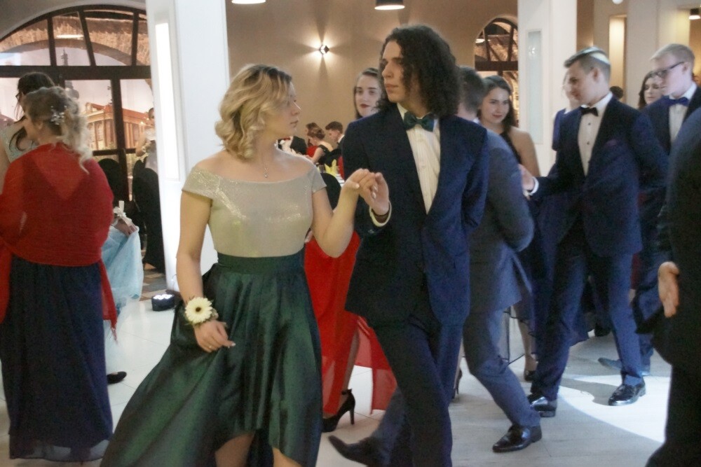 Wczoraj (9.02) podczas studniówki ZSO nr 1 im. Adama Mickiewicza w restauracji "Pod Kasztanami" wszystko dopięte było na ostatni guzik.