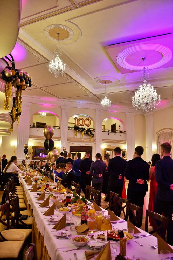 Tegoroczni maturzyści I Liceum Ogólnokształcące im. Adama Mickiewicza bawili się na studniówce w Adrii w Rudzie. Zabawa do rana tradycyjnie rozpoczęła się polonezem. 

fot. Jacek Knapik